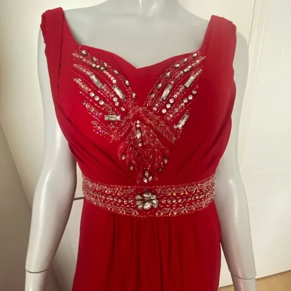 Beautiful red dress - Picture 1 of 5